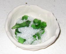 緑と透明のガラス粉