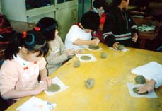 粘土を叩いてお皿を作ります