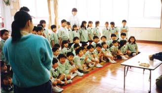作り方を熱心に聞く こども達