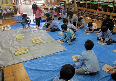 教室にシ−トを敷き、作って頂きます