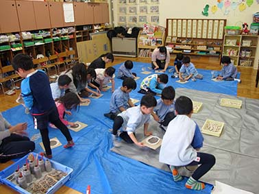 判子を押したり、くしで絵を描いたり