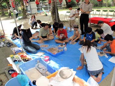 上本町町内会の地蔵盆で陶芸