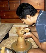 ろくろで水引きをして