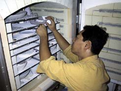 体験の作品を窯詰めしています