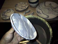 カギを使って皿を固定します